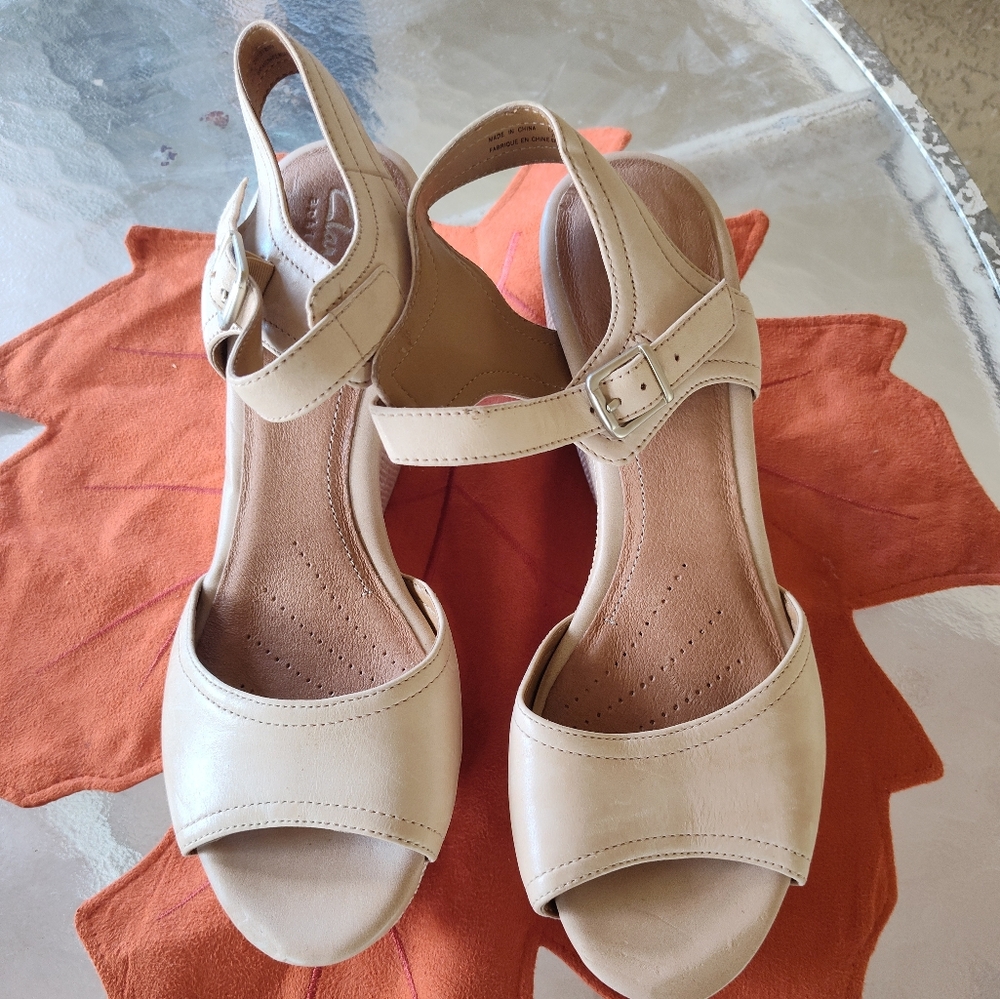 Clark's wedge sandle